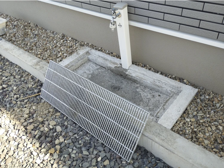 実用性があるスッキリした外水栓です。泥汚れもすいすい落とせます