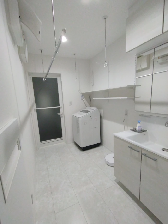 一条工務店。ハグミーの脱衣場。広く見え収納。自在棚を設置しました